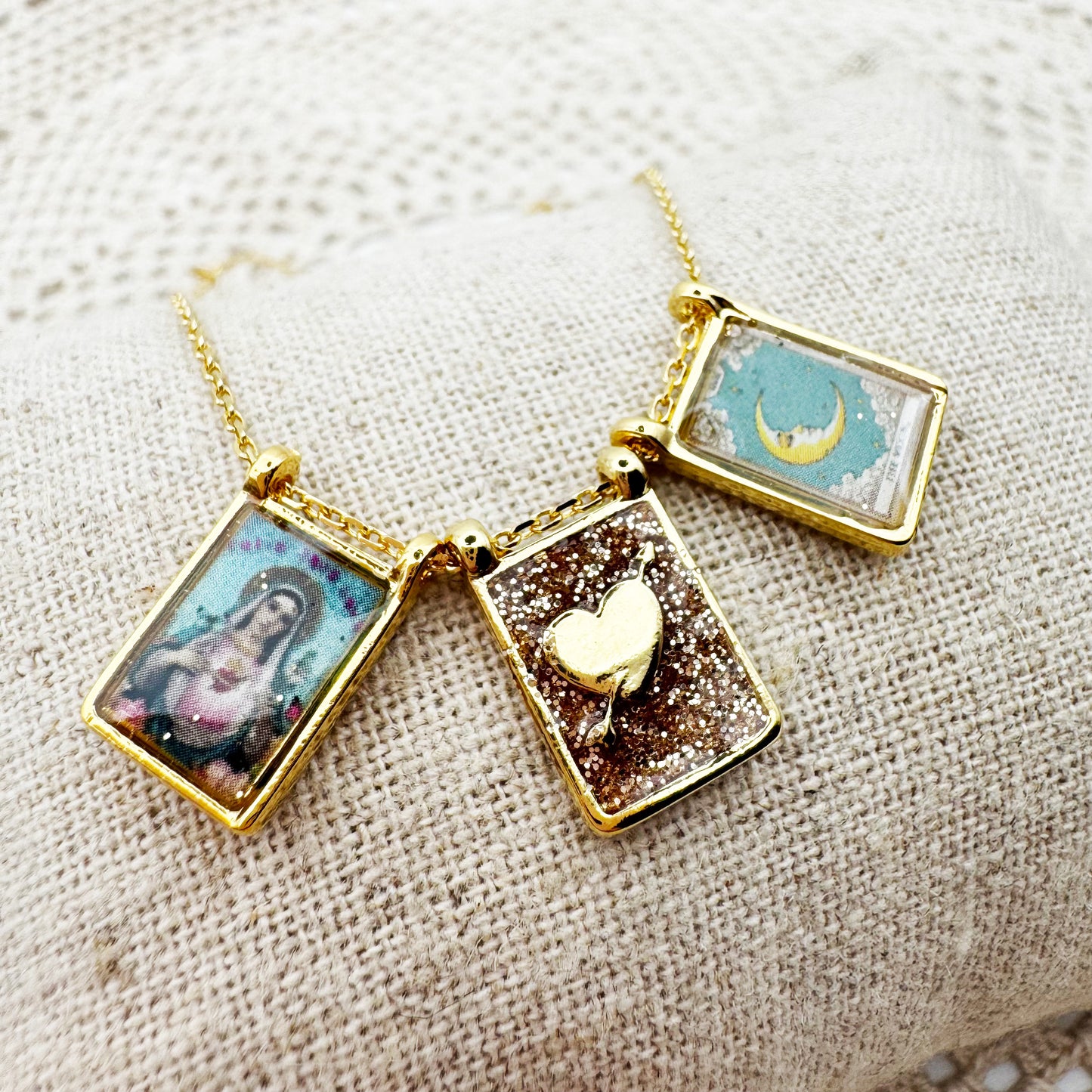 AMULET - Collier scapulaire triple coeur flèche