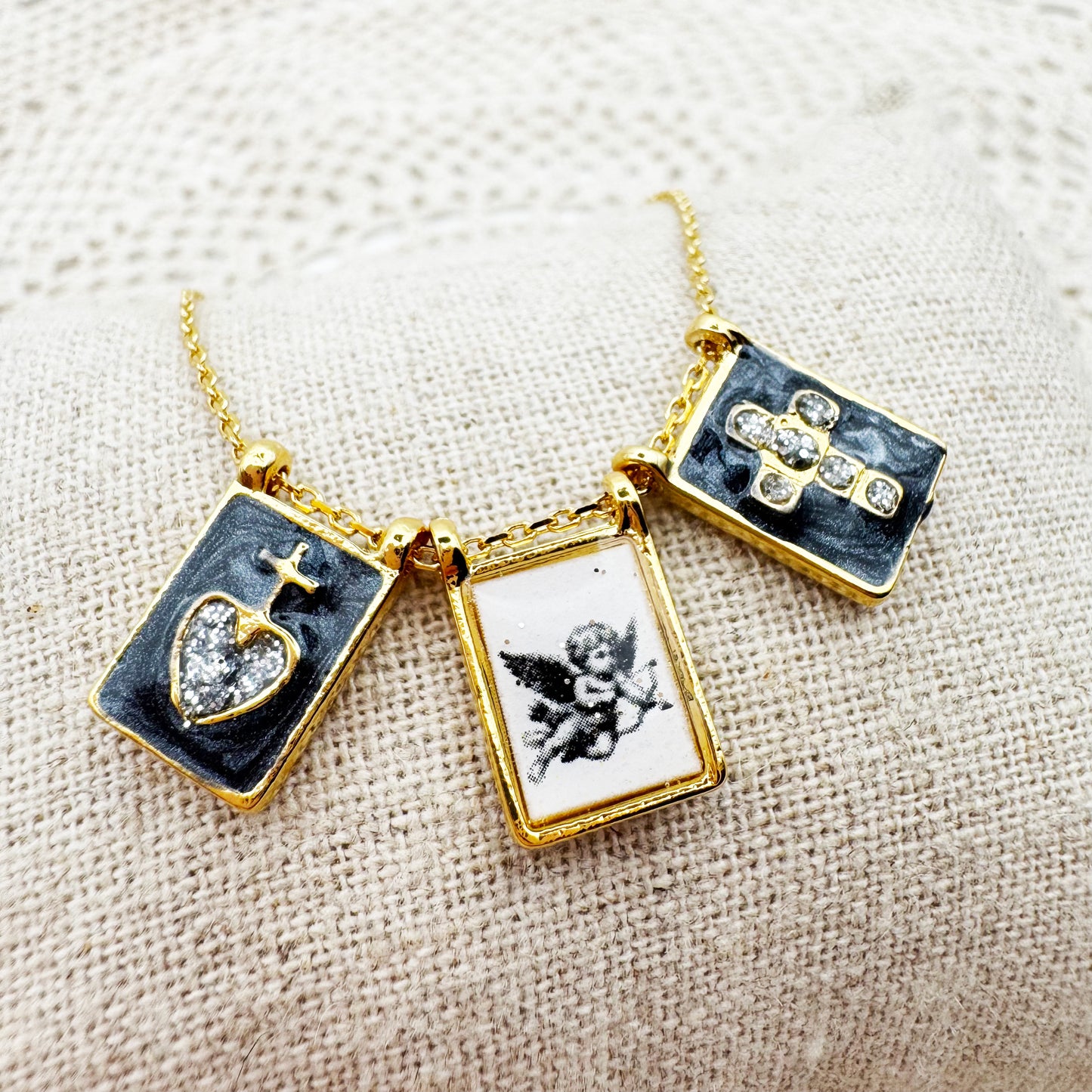 AMULET - Collier scapulaire triple cupidon
