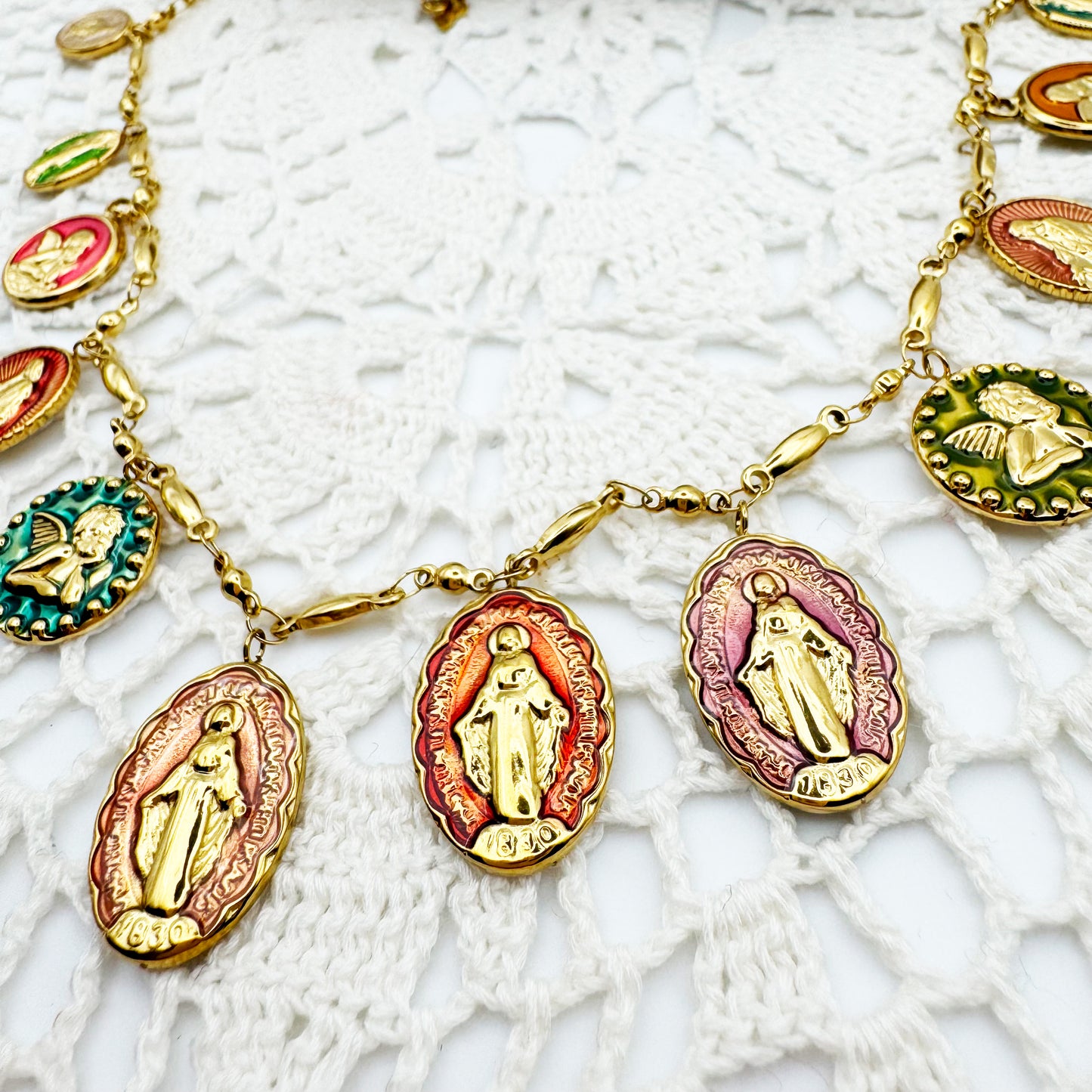 Collier Chaine barre pampilles ovales religion rouge